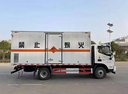 阳日镇爆破器材运输车